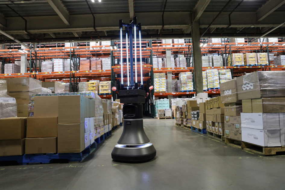 Autonomous robot uses UVC light to disinfect warehouses