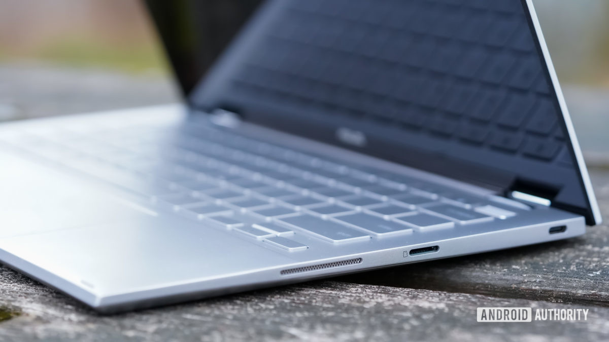 Asus Chromebook Flip C436 review right edge close up