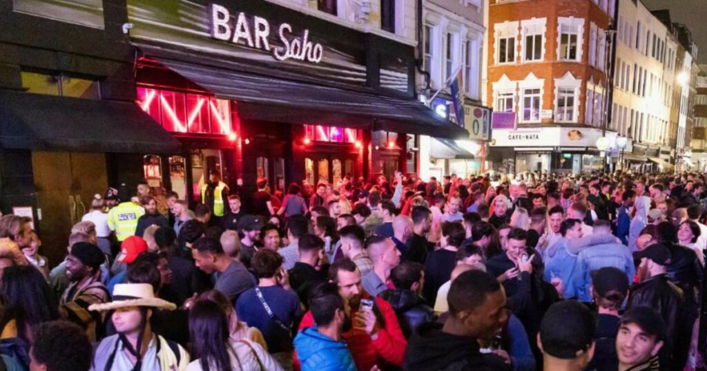 Coronavirus. Uomini nudi, risse e calca. A Londra riaprono i pub e interviene la polizia: "Gli ubriachi non vogliono rispettare le regole"