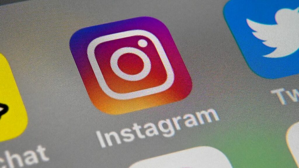 Instagram to fix bug that quietly accesses iOS device's camera
