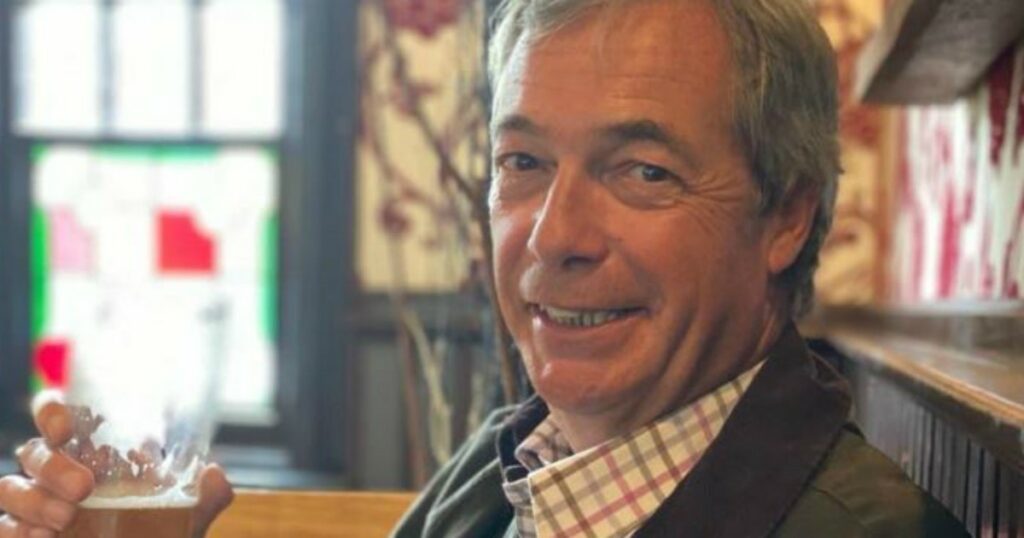 Nigel Farage si fotografa con la birra al pub nel primo giorno di riapertura: "È in quarantena obbligatoria, denunciato"