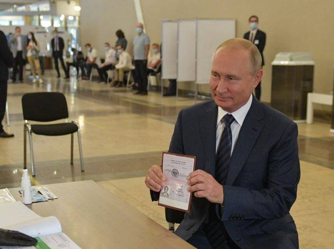 Vladimir Putin presidente a vita: un 70% di «sì» gli spiana la strada per altri 12 anni
