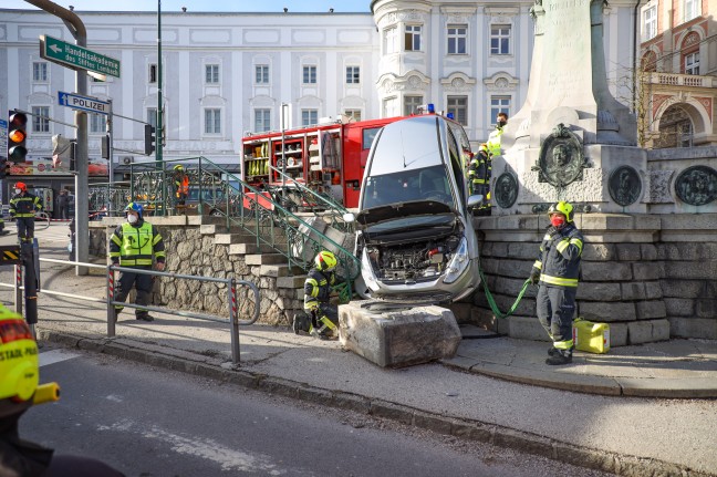 Strange traffic accident: a driver breaks a 120-year-old monument in Lambach