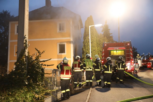 Extensive fire in the kitchen of a residential building in Enns causes prolonged fire service