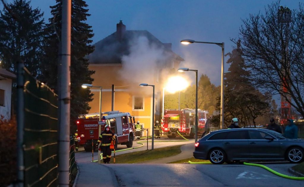 Extensive fire in the kitchen of a residential building in Enns causes prolonged fire service
