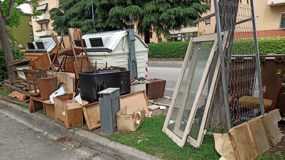 Throws bulky waste from containers: 26-year-old fined in Verona