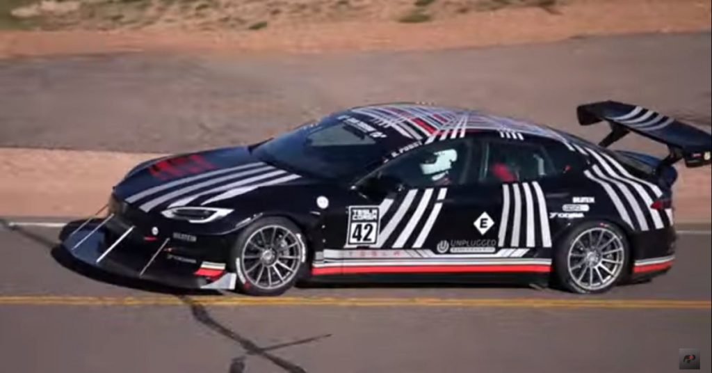 Tesla Model S Plaid turns into a racing car and shows incredible speed