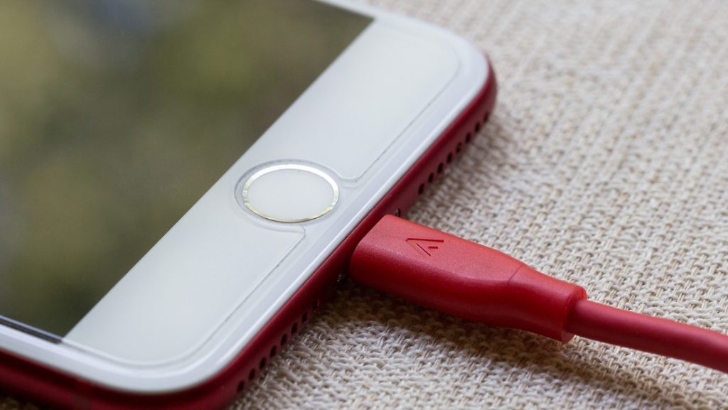 Por qué deberías dejar de usar los cables de iPhone de otras personas