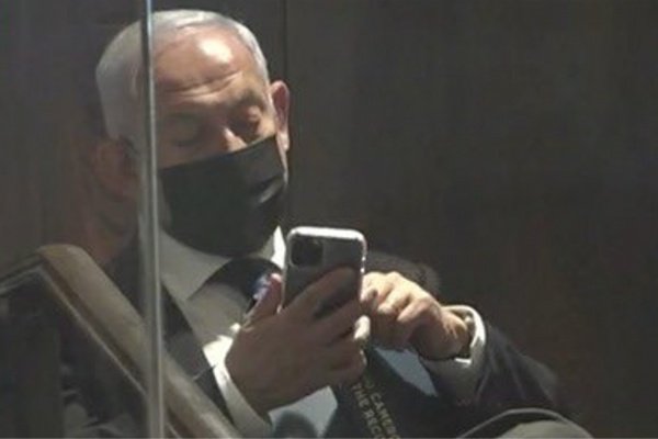 End the rumors: Netanyahu unveiled his iPhone