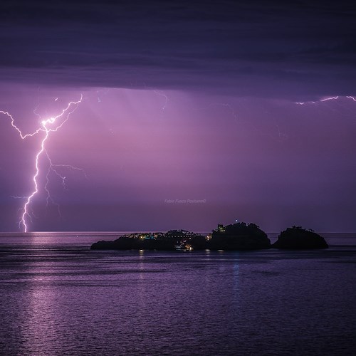 Li Galli illuminated by lightning, the incredible shot of Fabio Fusco 