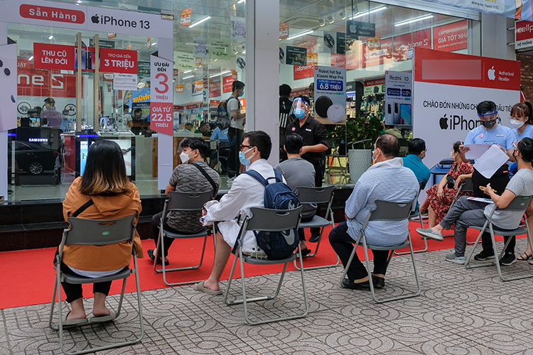 Customers wait outside an iPhone retail system on the morning of October 22.  Photo: Tuan Hung