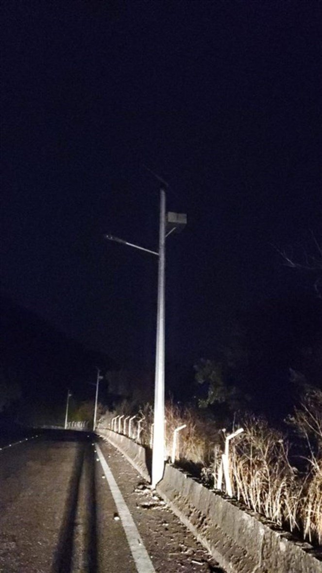 Theft of batteries from solar powered lighting poles on the road Dmit Deir El-Qamar