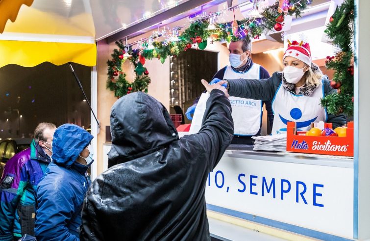 Christmas: Progetto Arca, street dinners for homeless people in Milan and gift of power bank batteries