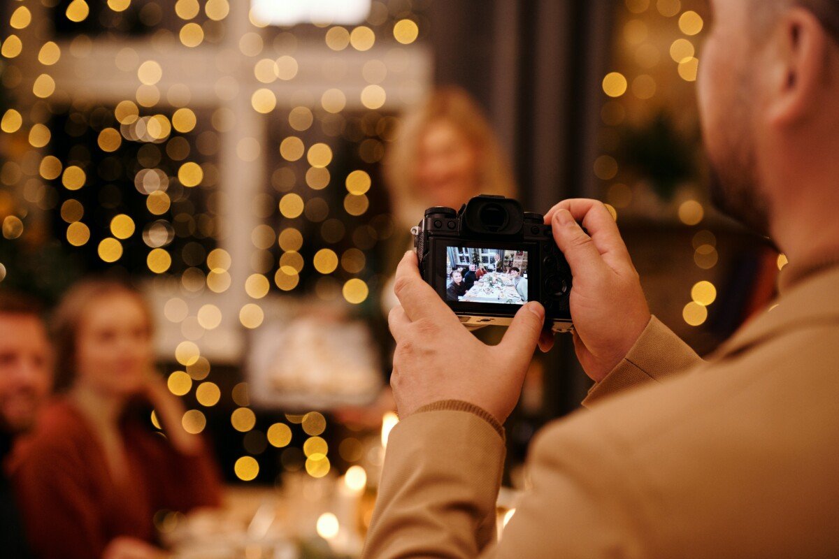 Once the Christmas photos are taken, you still have to share them