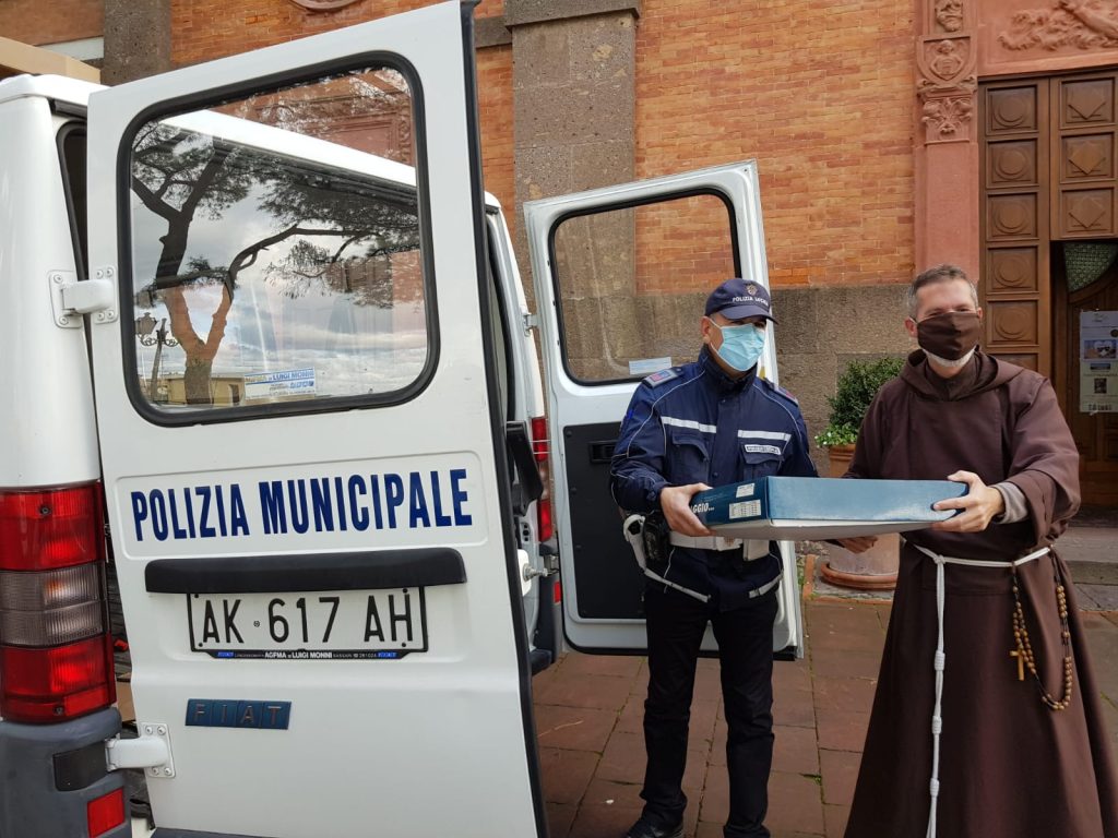 Sassari, two vans loaded with gifts from the local police