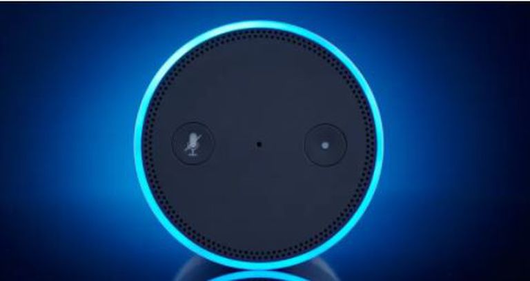 El altavoz inteligente de Amazon Echo funciona con el asistente de voz Alexa