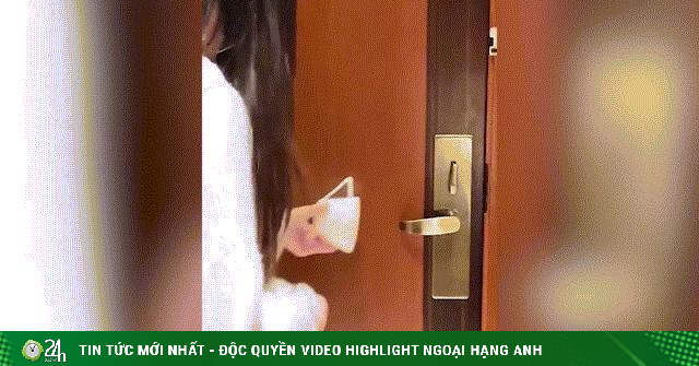 The girl "shows how" to detect hidden cameras, two-way mirrors ... in a hotel room