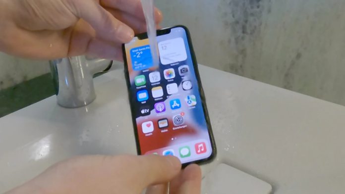 Apple Iphone: The world's first iPhone with a waterproof port and USB Type-C!