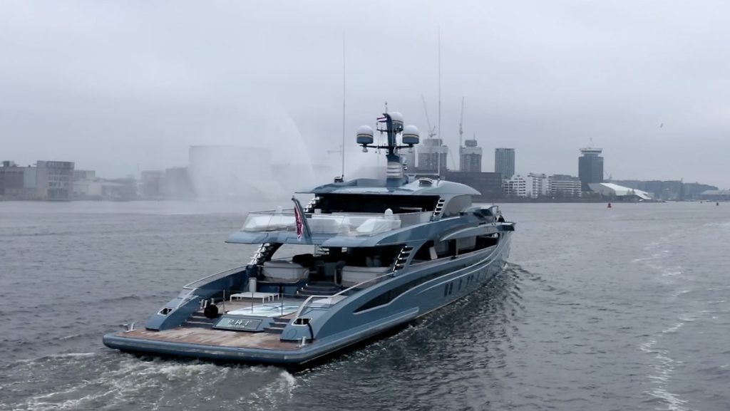 "Clear warning": the British confiscate the Russian mega yacht "Phi"
