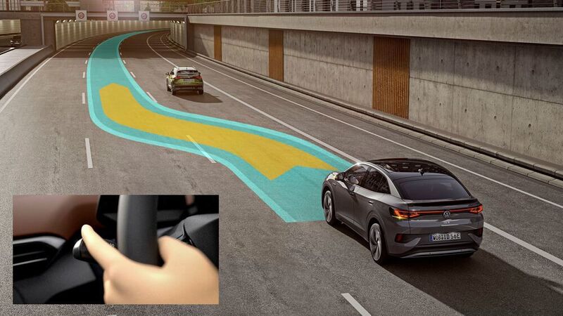 If a vehicle is equipped with certain radar and ultrasonic sensors depending on the model, the assistance system can also provide active assistance when changing lanes.