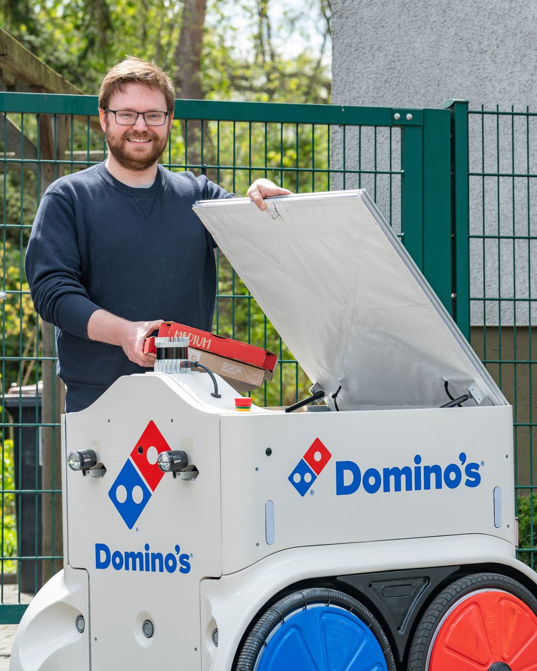 PhD student Dustin Lehmann (30) is happy about the delivery of the pizza robot (Photo: christian lohse)