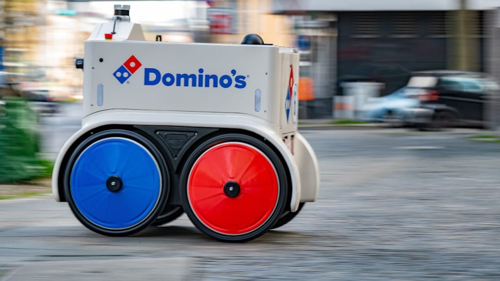 Berlin delivery service: robot now delivers the pizza |  Regional