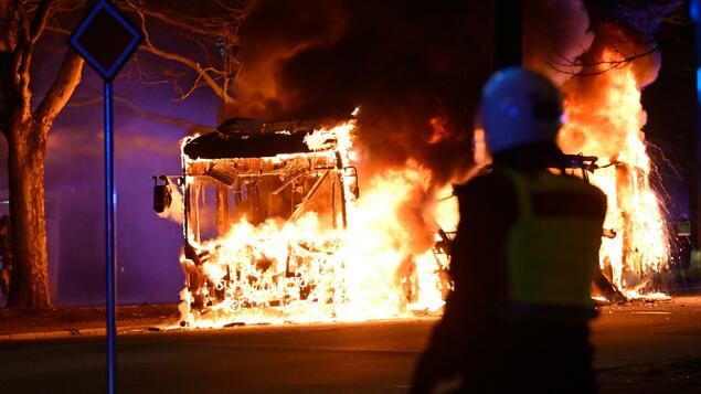 Burned bus, man shot: serious riots after right-wing demonstrations in Sweden – politics
