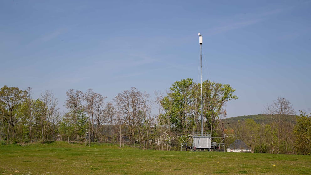 This mobile radio mast on a hill near Wechselburg should now guarantee a new reception