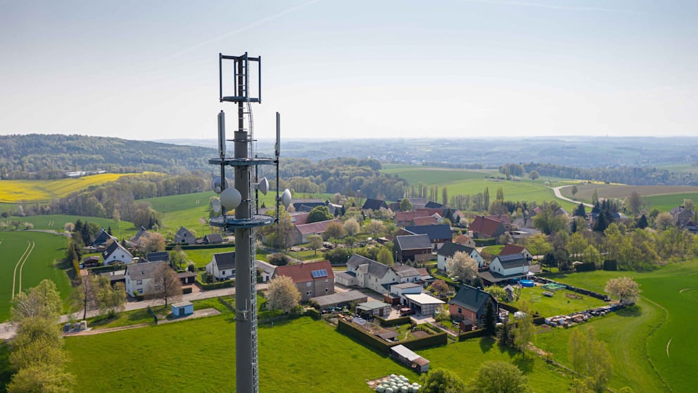 The waves from this radio antenna in Mutzscheroda, a district of Wechselburg to the west, do not reach many of Wechselburg's residents.