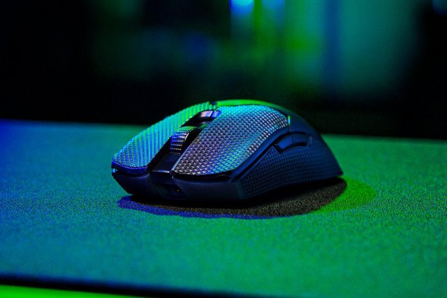 A gaming mouse as light as a tennis ball