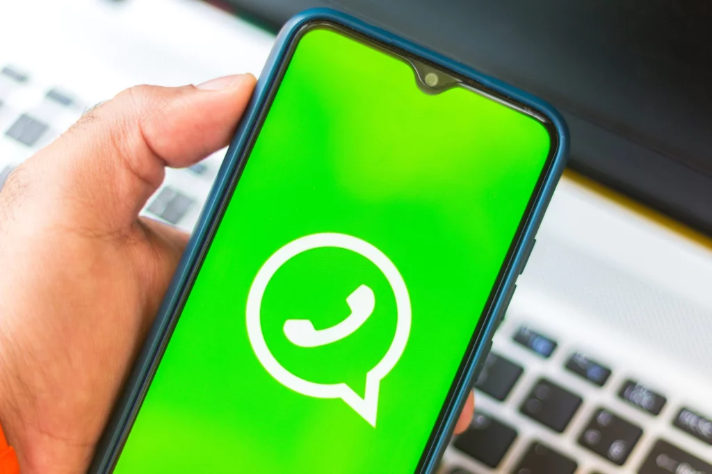 WhatsApp increases data limit and brings emoji reactions