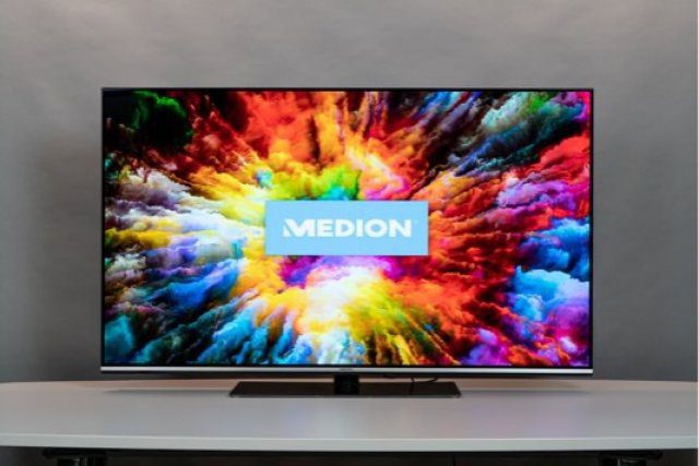 The Medion TV image shows deep black and covers many colors of the expanded color space. 