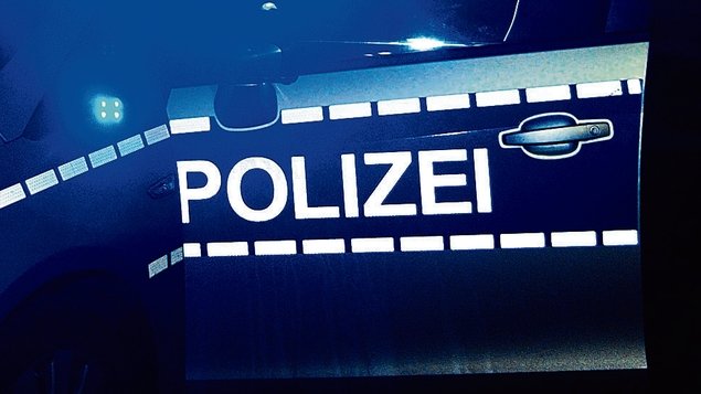 At traffic control in Berlin-Reinickendorf: Motorcyclists race towards police officers - officer saves himself by jumping - Berlin