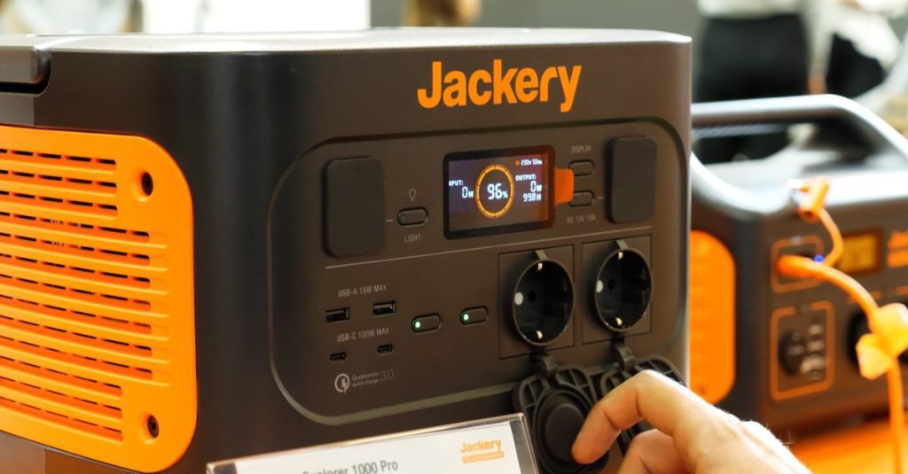 Solar generator Jackery 1000 Pro in the practical video: here's what the power station can do
