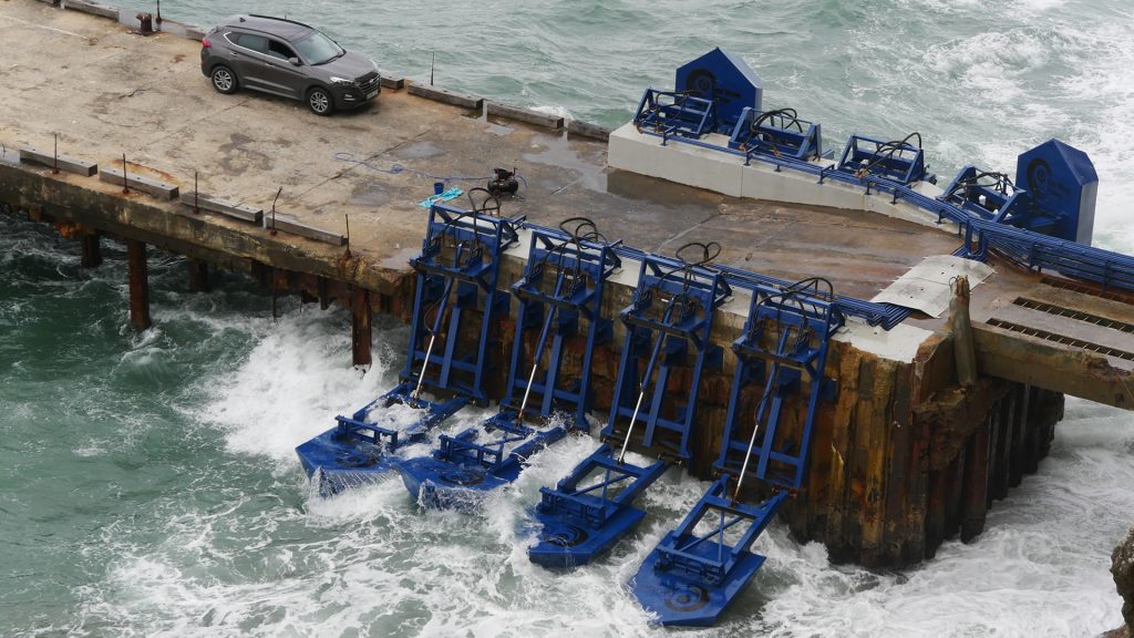 Wave power station in Jaffa: power from the harbor wall